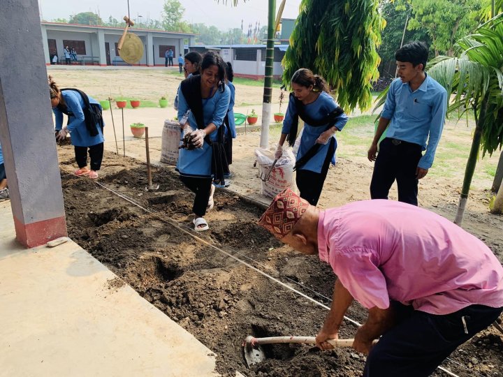 सीतारमेश बहुमुखी क्याम्पस , अतिरिक्त  क्रियाकलाप समिति (ECAC) को आयोजनामा आज २०८१ जेठ ४ गतेका दिन क्याम्पसमा फूलबारी निर्माण र सरसफाइ कार्यक्रम गरिएको छ । क्याम्पसको मूल भवनको अग्रभागमा माटो भरेर चाइनिज टावर जातका ६० वटा विरुवा रोपिएको छ । बिहान ८ः४० बाट सुरु गरिएको कार्यक्रममा करिब १५० विद्यार्थी र प्राध्यापकहरूको सहभागिता थियो I हाम्रो क्याम्पस राम्रो क्याम्पस  भनाइलाई सार्थकता दिन विद्यार्थीहरू सरसफाइ र फूलबारी निर्माणमा उत्साहपूर्वक सहभागी भएका थिए ।